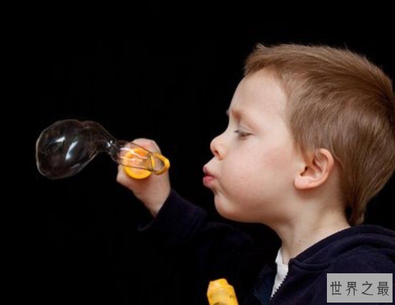 世界上最会吹泡泡的人，一口气将56颗泡泡塞进一颗大泡泡