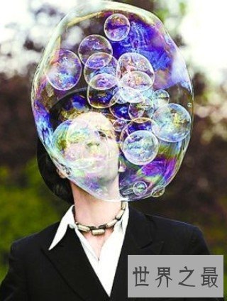 世界上最会吹泡泡的人，一口气将56颗泡泡塞进一颗大泡泡