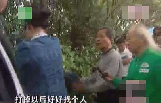 丈夫和情人在公园散步被妻子撞见，随后两人的做法让众人忿恨之至