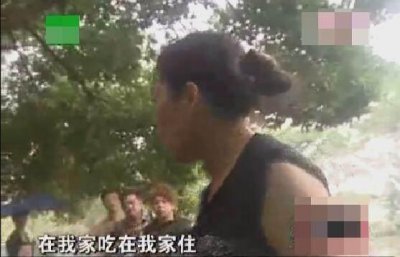 ​丈夫和情人在公园散步被妻子撞见，随后两人的做法让众人忿恨之至