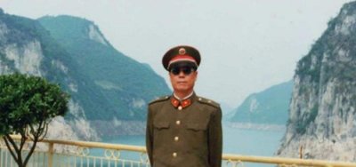 ​他是原解放军总参谋长，58岁授中将，63岁晋升上将，儿子却是少将