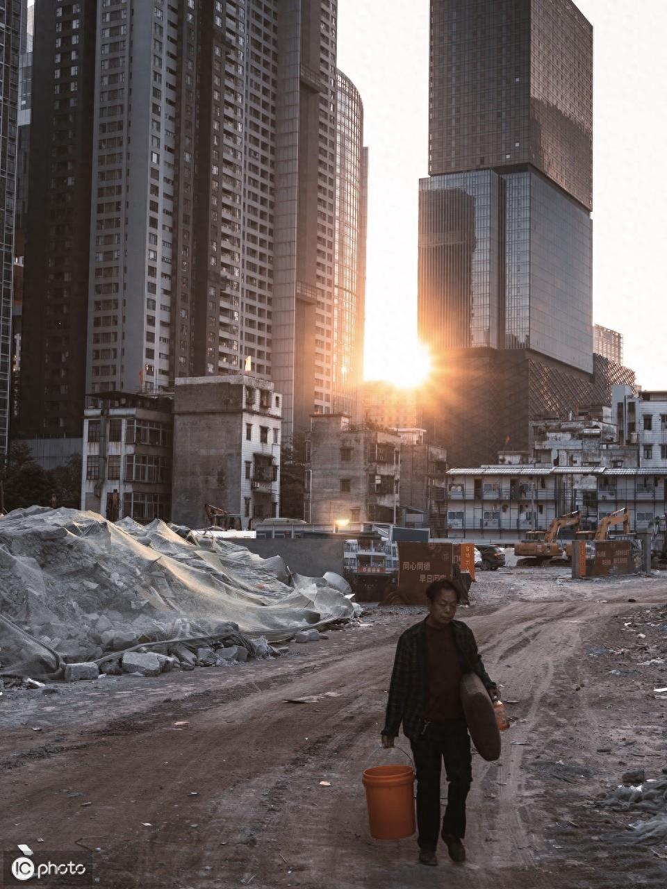 用照片记录城市：广东广州天河区金贵的城中村，冼村的颓废与微笑