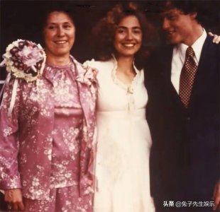 ​希拉里45年前结婚好飒，穿蕾丝婚纱搂着老公，克林顿化身成小男人