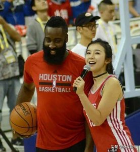 ​NBA美女主播张曼源宅家无聊，晒男友视角照，穿浴袍走性感路线