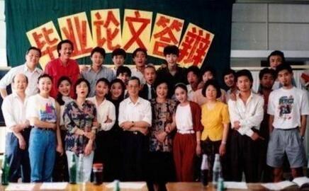 张嘉译同学，演技和容貌并存，恋爱八年遭男友抛弃，嫁大20岁老公